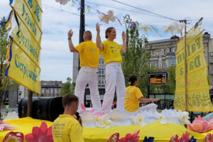 Praktykujący Falun Dafa prezentują ćwiczenia na Łodzi Dafa podczas parady, Łódź, 27.07.2024 r. (The Epoch Times)