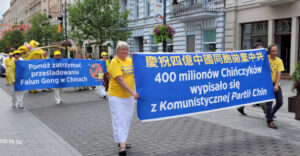 Praktykujący Falun Dafa podczas parady w Łodzi, 27.07.2024 r. (The Epoch Times)