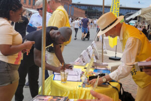 Stoisko Falun Dafa na terenie Manufaktury w Łodzi, 27.07.2024 r. (The Epoch Times)