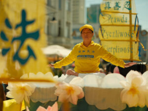 Praktykująca Falun Dafa podczas medytacji, piątego ćwiczenia Falun Dafa, prezentowanego na Łodzi Dafa podczas parady, Łódź, 27.07.2024 r. (fot. dzięki uprzejmości Marka Sybilaka)