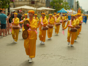 Orkiestra grająca na chińskich bębenkach bocznych podczas parady Falun Dafa w Łodzi, 27.07.2024 r. (fot. dzięki uprzejmości Marka Sybilaka) 