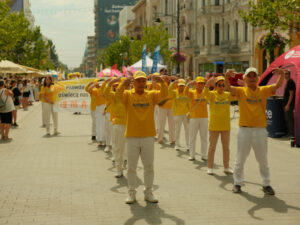 Praktykujący prezentują drugie ćwiczenie Falun Dafa, parada Falun Dafa w Łodzi, 27.07.2024 r. (fot. dzięki uprzejmości Marka Sybilaka)