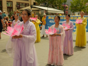 Niebiańskie Panny z kwiatami lotosu, parada Falun Dafa w Łodzi, 27.07.2024 r. (fot. dzięki uprzejmości Marka Sybilaka)