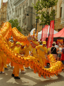 Tańczący Złoty Smok podczas parady Falun Dafa, Łódź, 27.07.2024 r. (fot. dzięki uprzejmości Marka Sybilaka)