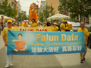 Praktykujący Falun Dafa podczas parady w Łodzi, 27.07.2024 r. (fot. dzięki uprzejmości Marka Sybilaka)