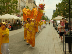 Tańczący Złoty Smok podczas parady Falun Dafa, Łódź, 27.07.2024 r. (fot. dzięki uprzejmości Marka Sybilaka)