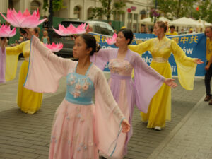 Niebiańskie Panny w tańcu lotosu, parada Falun Dafa w Łodzi, 27.07.2024 r. (fot. dzięki uprzejmości Marka Sybilaka)