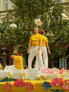 Praktykujący Falun Dafa prezentują ćwiczenia na Łodzi Dafa podczas parady, Łódź, 27.07.2024 r. (fot. dzięki uprzejmości Marka Sybilaka)