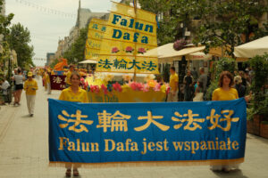 Praktykujący Falun Dafa podczas parady w centrum Łodzi, 27.07.2024 r. (fot. dzięki uprzejmości Marka Sybilaka)