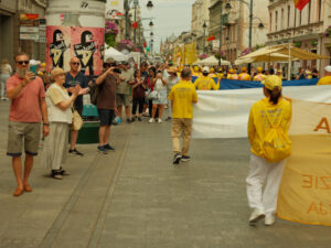 Przechodnie obserwują paradę Falun Dafa w Łodzi, 27.07.2024 r. (fot. dzięki uprzejmości Marka Sybilaka)