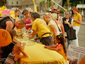 Stoisko Falun Dafa na terenie Manufaktury w Łodzi, 27.07.2024 r. (fot. dzięki uprzejmości Marka Sybilaka)