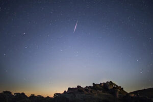 Meteor z roju Perseidów widziany nad Corfe Castle w Wielkiej Brytanii, 2016 r. (Dan Kitwood via Getty Images)