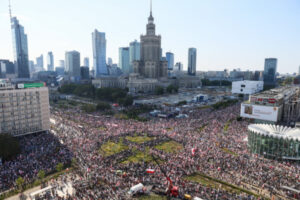 Przygotowania do Marszu Powstania Warszawskiego, który wyruszy w godzinę „W” z ronda Dmowskiego w kierunku Placu Krasińskich w Warszawie, 1.08.2024 r. (Leszek Szymański / PAP)