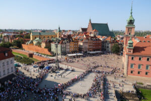 Przygotowania do utworzenia symbolu Polski Walczącej na Placu Zamkowym w Warszawie, w ramach akcji społecznej pod nazwą Żywy Znak dla Powstania Warszawskiego, 1.08.2024 r. (Paweł Supernak / PAP)