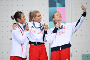 Medalistki wspinaczki na czas pozują do zdjęcia podczas dekoracji, 7.08.2024 r. Polka Aleksandra Mirosław (pośrodku) zdobyła złoty medal we wspinaczce na czas, Chinka Lijuan Deng (po lewej) wywalczyła srebro, a Polka Aleksandra Kałucka (po prawej) – brąz, Igrzyska Olimpijskie Paryż 2024 (Adam Warżawa / PAP)