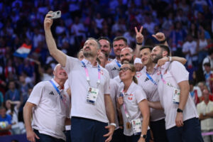 Trener reprezentacji Polski Nikola Grbić (po lewej z przodu) ze sztabem szkoleniowym siatkarskiej reprezentacji Polski pozuje do zdjęcia podczas ceremonii dekoracji, Igrzyska Olimpijskie Paryż 2024, 10.08.2024 r. (Adam Warżawa / PAP)