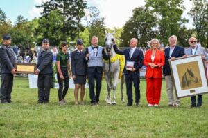 Wicemarszałek Sejmu Dorota Niedziela (trzecia po prawej), wiceprzewodniczący Światowej Federacji Konia Arabskiego, WAHO, Marek Trela (drugi po prawej) podczas Dni Konia Arabskiego 2024 w Janowie Podlaskim. Obok klacz Adelita, 11.08.2024 r. (Wojtek Jargiło / PAP)