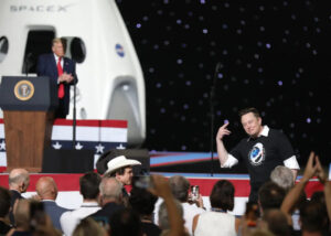 Ówczesny prezydent Donald Trump wyraża swoje uznanie wobec założyciela SpaceX Elona Muska (po prawej) po udanym starcie rakiety SpaceX Falcon 9 z załogowym statkiem kosmicznym Crew Dragon, Kennedy Space Center na przylądku Canaveral, Floryda, 30.05.2020 r. (Joe Raedle / Getty Images)