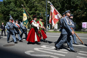 Uroczysty przemarsz kompanii honorowych, orkiestry, pocztów sztandarowych i zaproszonych gości z Kościoła Garnizonowego na Plac Litewski w Lublinie, 15.08.2024 r. (Wojtek Jargiło / PAP)