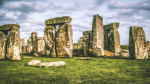 Według naukowców kamień położony w sercu Stonehenge – Kamień Ołtarzowy – pochodzi ze Szkocji, a nie z Walii. Zdjęcie ilustracyjne (<a href="https://unsplash.com/@kmitchhodge?utm_content=creditCopyText&amp;utm_medium=referral&amp;utm_source=unsplash">K. Mitch Hodge</a> / <a href="https://unsplash.com/photos/stonehenge-Hl8LPagOrKs?utm_content=creditCopyText&amp;utm_medium=referral&amp;utm_source=unsplash">Unsplash</a>)