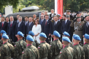 Prezydent RP Andrzej Duda (czwarty po prawej), premier Donald Tusk (czwarty po lewej), marszałek Sejmu Szymon Hołownia (piąty po prawej), wicepremier, minister obrony narodowej Władysław Kosiniak-Kamysz (trzeci po prawej), marszałek Senatu Małgorzata Kidawa-Błońska (piąta po lewej), wicepremier, minister cyfryzacji Krzysztof Gawkowski (trzeci po lewej), minister spraw zagranicznych RP Radosław Sikorski (po lewej), szef Sztabu Generalnego Wojska Polskiego gen. Wiesław Kukuła (drugi po prawej), szef BBN Jacek Siewiera (po prawej) i minister spraw wewnętrznych i administracji Tomasz Siemoniak (drugi po lewej) podczas defilady z okazji Święta Wojska Polskiego na Wisłostradzie w Warszawie, 15.08.2024 r. (Leszek Szymański / PAP)