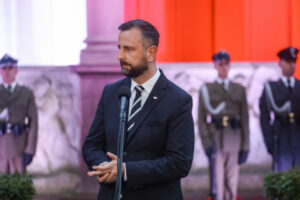 Wicepremier, minister obrony narodowej Władysław Kosiniak-Kamysz podczas Apelu Pamięci przed Pomnikiem Poległych w 1920 r. na Cmentarzu Wojskowym na Powązkach w Warszawie, 14.08.2024 r., w przeddzień Święta Wojska Polskiego (Albert Zawada / PAP)