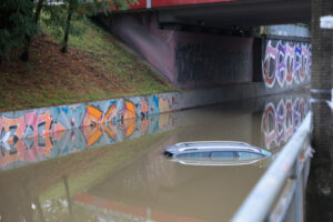 Samochód w zalanym tunelu na ulicy Cierlickiej w Ursusie, Warszawa, 20.08.2024 r. Warszawska straż pożarna odnotowała około 800 zgłoszeń w związku z ulewą, która przeszła ostatniej doby przez miasto (Szymon Pulcyn / PAP)