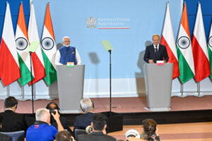 Premier Donald Tusk (po prawej) oraz premier Republiki Indii Narendra Modi (po lewej) na konferencji prasowej w siedzibie KPRM w Warszawie, 22.08.2024 r. (Radek Pietruszka / PAP)