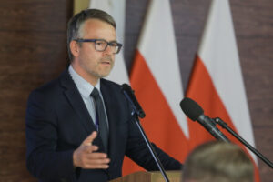 Dyrektor Archiwum Akt Nowych Mariusz Olczak podczas uroczystości przekazania archiwum szefa Sztabu Zgrupowania AK „Radosław” ppłk. Wacława Janaszka, ps. „Bolek”, zorganizowanej przez Archiwum Akt Nowych, Ordynariat Polowy WP w Warszawie, 30.08.2024 r. (Tomasz Gzell / PAP)