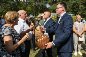 Marszałek Sejmu Szymon Hołownia (pośrodku po prawej) i wójt gminy Sidra Cezary Możejko (pośrodku) podczas Dożynek Gminnych w miejscowości Sidra, 1.09.2024 r. (Michał Zieliński / PAP)