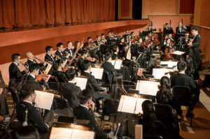 Każdemu występowi Shen Yun towarzyszy orkiestra grająca na żywo, która jako pierwsza na świecie harmonizuje klasyczne brzmienia Wschodu i Zachodu (dzięki uprzejmości Shen Yun Performing Arts)