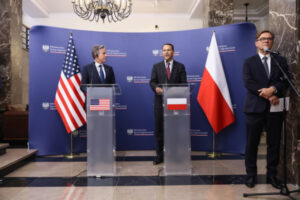 Sekretarz stanu USA Antony J. Blinken (po lewej), minister spraw zagranicznych Radosław Sikorski (pośrodku) oraz rzecznik Ministerstwa Spraw Zagranicznych Paweł Wroński (po prawej) podczas konferencji po spotkaniu w siedzibie MSZ w Warszawie, 12.09.2024 r. (Leszek Szymański / PAP)