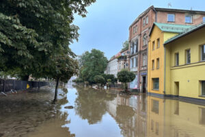 PCK, Caritas, siepomaga.pl, Warszawa i Gmina Kłodzko prowadzą zbiórki dla powodzian