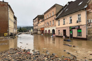 Rzeka Biała Głuchołaska zalała ulice w Głuchołazach, 15.09.2024 r. (Michał Meissner / PAP)