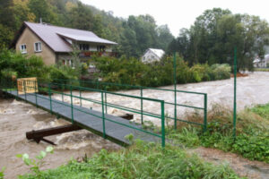 Wezbrana rzeka Złoty Potok we wsi Jarnołtówek, 14.09.2024 r. (Krzysztof Świderski / PAP)