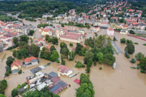 Rząd zamierza wprowadzić stan klęski żywiołowej. Zalane miasta zamykają przedszkola, szkoły, sądy