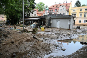 Ulice Lądka-Zdroju zalane przez rzekę Białą Lądecką, 15.09.2024 r. (Maciej Kulczyński / PAP)