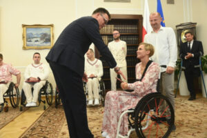 Marszałek Sejmu Szymon Hołownia i lekkoatletka Róża Kozakowska podczas spotkania z medalistami XVII Letnich Igrzysk Paralimpijskich Paryż 2024 w Sejmie, 16.09.2024 r. (Piotr Nowak / PAP)