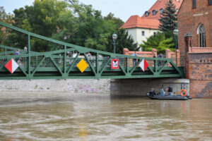 Przez Wrocław przechodzi fala powodziowa, 19.09.2024 r. Na Ostrowie Tumskim, w ścisłym centrum Wrocławia, budowle sakralne, hotele i kamienice zostały zabezpieczone workami z piaskiem (Maciej Kulczyński / PAP)