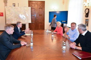 Przewodnicząca Komisji Europejskiej Ursula von der Leyen (trzecia po prawej), premier Donald Tusk (drugi po prawej), premier Czech Petr Fiala (drugi po lewej), premier Słowacji Robert Fico (po lewej) oraz kanclerz Austrii Karl Nehammer (po prawej) podczas spotkania we Wrocławiu, 19.09.2024 r. (Maciej Kulczyński / PAP)