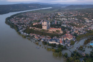 Powódź na Dunaju w mieście Esztergom na Węgrzech, zdjęcie wykonane z drona, 19.09.2024 r. (ZOLTAN MATHE/PAP/EPA)