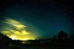 Na jesiennym niebie pojawią się roje meteorów, wśród nich Geminidy najobfitszy rój meteorów nieba północnego. Zdjęcie ilustracyjne (<a href="https://unsplash.com/@lamnatheshark?utm_content=creditCopyText&amp;utm_medium=referral&amp;utm_source=unsplash">Lamna The Shark</a> / <a href="https://unsplash.com/photos/starry-night-pvgNCGiwb1E?utm_content=creditCopyText&amp;utm_medium=referral&amp;utm_source=unsplash">Unsplash</a>)