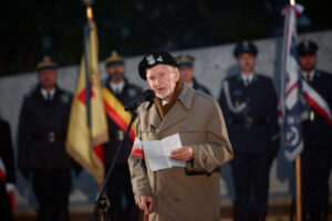 Były prezes Światowego Związku Żołnierzy Armii Krajowej prof. Leszek Żukowski przemawia podczas uroczystości wygaszenia Ognia Pamięci na Kopcu Powstania Warszawskiego na zakończenie obchodów, 2.10.2024 r. (Marcin Obara / PAP)