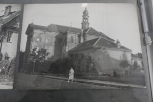 Fotografia ze zbiorów historyka sztuki, dziennikarza i varsavianisty Macieja Piekarskiego przekazanych do Archiwum Akt Nowych w Warszawie, 21.10.2024 r. (Tomasz Gzell / PAP)