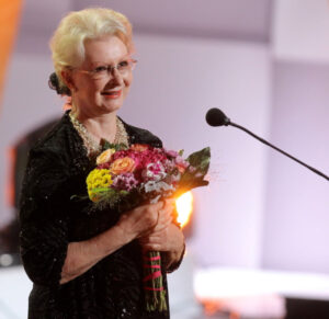 Jadwiga Barańska odbiera nagrodę Diamentowych Lwów dla najlepszej aktorki czterdziestolecia podczas uroczystej gali otwierającej jubileuszową, 40. edycję Festiwalu Filmowego w Gdyni, zdjęcie archiwalne z 14.09.2015 r., powtórnie wydane 25.10.2024 r. (Piotr Wittman / PAP)