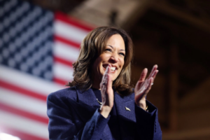 Kandydatka Demokratów na prezydenta wiceprezydent USA Kamala Harris przemawia podczas wiecu wyborczego w Jenison Field House na kampusie Michigan State University, Lansing, Michigan, 3.11.2024 r. (Scott Olson / Getty Images)