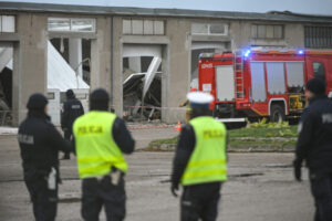 Służby przy zawalonej hali w Mławie, 20.11.2024 r. (Marcin Obara / PAP)