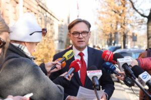 Rzecznik Ministerstwa Spraw Zagranicznych Paweł Wroński podczas briefingu prasowego przed siedzibą resortu w Warszawie, 26.11.2024 r. Rzecznik MSZ poinformował, że dwoje polskich obywateli – kobieta i mężczyzna – znajdujących się na statku, który zatonął w Egipcie, uznaje się za zaginionych (Albert Zawada / PAP)