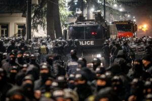 Policja blokuje ulicę podczas protestu w pobliżu budynku parlamentu w Tbilisi, Gruzja, 30.11.2024 r. (DAVID MDZINARISHVILI/PAP/EPA)