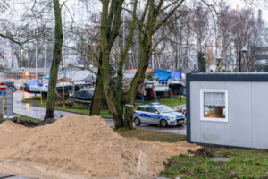 Ewakuacja części mieszkańców na czas wydobycia i wywiezienia niewybuchu znalezionego przy ul. Dębogórskiej w Szczecinie, 4.12.2024 r. (Jerzy Muszyński / PAP)